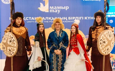 Символ гостеприимства: в аэропорту Алматы прошла акция ко Дню единства