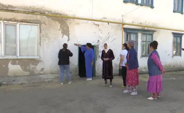 Су да, әжетхана да жоқ: ақтөбеліктер апатты үйден қашан көшеді
