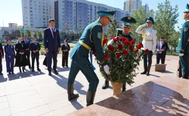 Государственный советник возложил цветы к памятнику Бауыржана Момышұлы