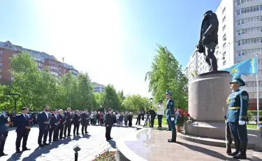 Мәжіліс төрағасы Талғат Бигелдиновтің ескерткішіне гүл шоғын қойды