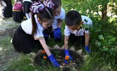 Таза Қазақстан: Ақтөбеде оқушылар көгалдандыру жұмысына белсенді атсалысып жатыр