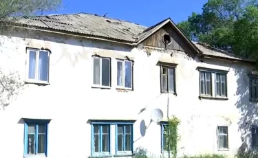 Дом на грани обрушения: в Актобе семьи продолжают жить в аварийном здании