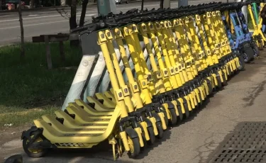 В Казахстане самокатчиков обяжут иметь права и госномера