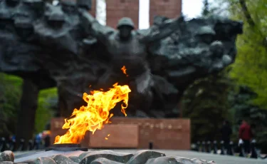 Алматыда Жеңістің 81 жылдығы атап өтілді: Мәңгілік алауға гүл қою рәсімі өтті