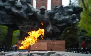 Алматыда Жеңістің 81 жылдығы атап өтілді: Мәңгілік алауға гүл қою рәсімі өтті
