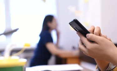 БҰҰ зерттеуі: Қазақстанда жеткіншектердің 21 пайызы интернетте кибербуллингке ұшырайды