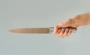 Женщина с ножом напала на продавца в торговом центре Степногорска