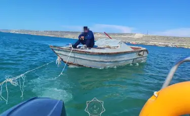 В Каспийском море мужчину на лодке унесло ветром