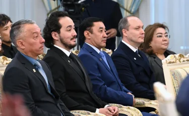 Президент ұлт өнеріне елеулі үлес қосып жүрген бірнеше азаматқа пәтер кілтін табыстады