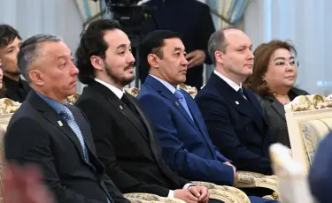 Президент ұлт өнеріне елеулі үлес қосып жүрген бірнеше азаматқа пәтер кілтін табыстады