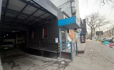 Незаконный объект в центре Алматы сносят по решению суда