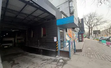 Незаконный объект в центре Алматы сносят по решению суда