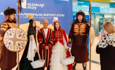 Қонақжайлықтың жарқын көрінісі: Алматы әуежайында Бірлік күніне арналған акция өтті
