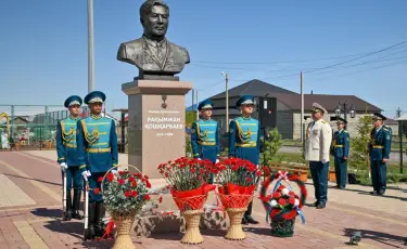 Подвиг во имя Победы: казахстанцы почтили память Халық қаһарманы Рахимжана Кошкарбаева