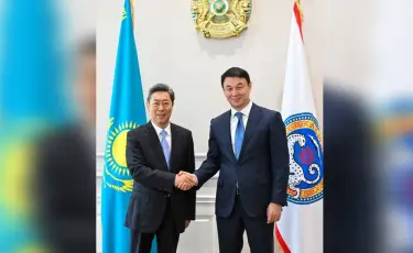 Алматы әкімі Дархан Сатыбалды ҚКП ОК Саяси бюросының мүшесі Чэнь Вэньцинмен кездесті