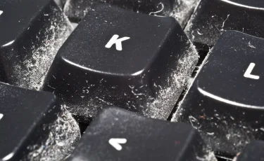 Как быстро очистить клавиатуру компьютера или ноутбука от крошек и пыли