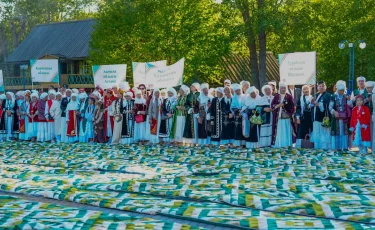 Мировой рекорд: в ВКО сшили лоскутное одеяло длиной более 2 км