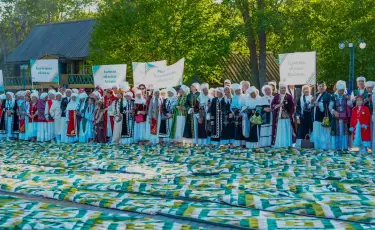 Мировой рекорд: в ВКО сшили лоскутное одеяло длиной более 2 км