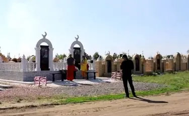 В Костанайской области с могил исчезают цветы и скамейки: жители жалуются на вандалов