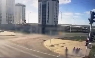 Астанада жасөспірім көлік астына түсіп, бірнеше метрге ұшып кеткен