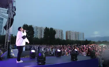 Летний сезон в Алматы открыли большим концертом под открытым небом
