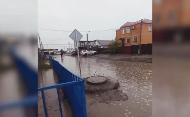 Атырауды су басты: жаңадан салынған жолдар бордай үгітіліп жатыр