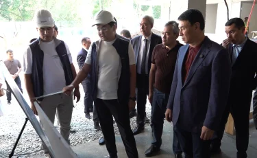 Әкім Алмалы ауданын аралап, жаңа емхана құрылысы мен абаттандыру барысын тексерді