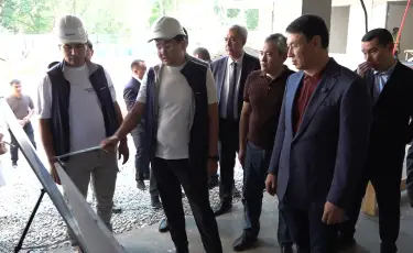 Әкім Алмалы ауданын аралап, жаңа емхана құрылысы мен абаттандыру барысын тексерді