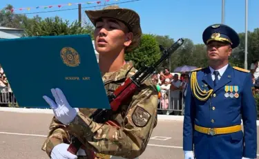 Әскерге жолдама ұтқан жаркенттік жас жігіт  ант берді