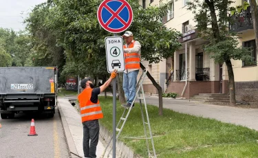 В Алматы устанавливают дорожные знаки в рамках пилотного проекта LEZ