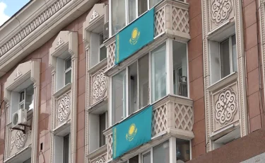 Под небесно-голубым знаменем: столица отмечает День государственных символов