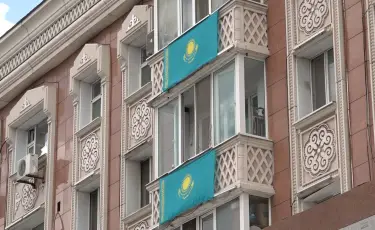 Под небесно-голубым знаменем: столица отмечает День государственных символов