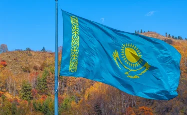 Рәміздерге құрмет – күнделікті міндет: Алматыда бірқатар заңбұзушылық анықталды