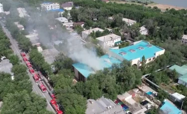 Огонь на крыше: в Атырау загорелась школа-лицей