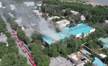 Огонь на крыше: в Атырау загорелась школа-лицей