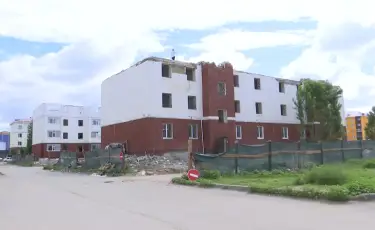 В Актобе из-за аварийного состояния сносят скандально известные новостройки