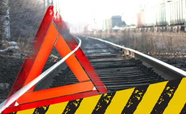 В Астане автобус столкнулся с поездом и протаранил легковушку