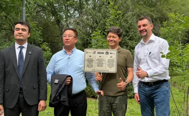 Алматыда қайта өңделген пластиктен жасалған орындықтар аллеясы ашылды