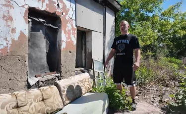 «Боимся просто не проснуться»: в Петропавловске заброшенная госквартира разрушает целый дом