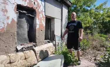 «Боимся просто не проснуться»: в Петропавловске заброшенная госквартира разрушает целый дом