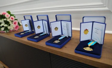 Алматыда білім және мәдениет саласының үздік қызметкерлері мемлекеттік наградалармен марапатталды