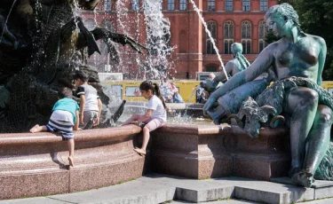 В Германии начали охлаждать прохожих водомётами из-за аномальной жары