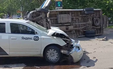 Автозак с арестованными перевернулся в Костанае после столкновения с такси