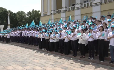 Мемлекеттік рәміздер күні: Алматыда флешмоб өтті