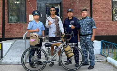 Казахстанские полицейские помогли иностранному велотуристу
