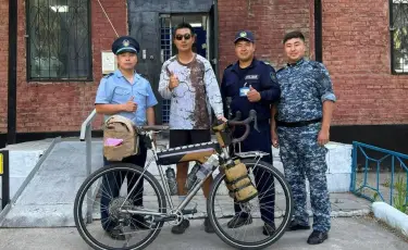 Казахстанские полицейские помогли иностранному велотуристу