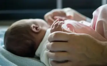 Марафон аистов: как роддомы Казахстана одели младенцев