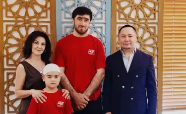 «Спасибо тебе»: в Алматы через три года встретились донор и спасенный им ребенок
