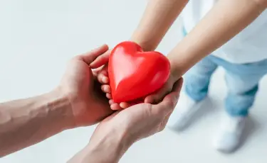 Невероятный обман: супруги удочерили 37-летнюю женщину, поверив, что ей 12 лет