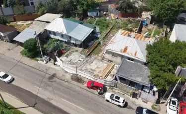 В Алматы снесли очередной незаконный объект